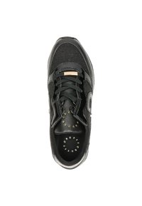 Schwarzer Sportschuh mit strukturiertem Obermaterial, Schnürverschluss, gepolstertem Zungenbereich und goldfarbenen Akzenten. Verfügt über ein rundes Logo auf der Innensohle.