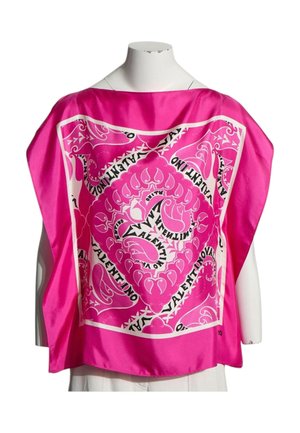 Lyserød silketørklæde top med hvidt og sort dekoreret paisley-mønster og gentaget Valentino-logo, vist på en hvid mannequin overkrop.