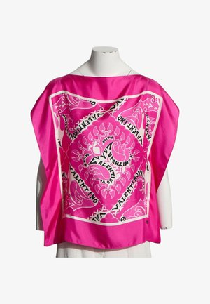 Hellpinkes Seidentuch-Top mit weißem und schwarzem kunstvollem Paisley-Muster und wiederholtem Valentino-Logo, an einem weißen Schaufensterpuppen-Torso präsentiert.
