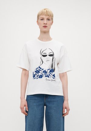 T-shirt bianco in cotone con un design grafico che raffigura una donna con occhiali da sole e motivi floreali blu, con il testo "Fashion forward" sottostante.