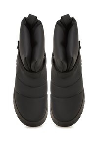 Crne podstavljene čizme s glatkom teksturom, elastičnim manžetama i jezikom za povlačenje. Imaju zaobljen vrh i izdržljiv gumeni potplat.