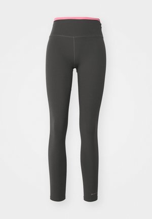 Sorte leggings med en høy rosa midje, laget av glatt, elastisk stoff. Har flate sømmer og en logo nederst til venstre.