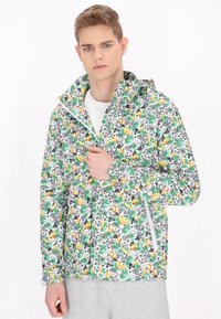 Giacca leggera stampata caratterizzata da un vivace motivo di animali e vegetazione nei toni del verde, giallo e grigio. Design con zip frontale e cappuccio.