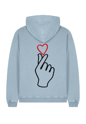 Felpa leggera blu chiaro con maniche a costine, caratterizzata da una mano delineata in nero che forma un gesto a cuore con un cuore rosso sopra.