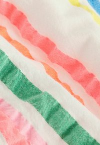 Bunt gemustertes Gewebe mit horizontalen Streifen: rosa, orange, grün und weiß. Strukturmuster mit gewellten Kanten und gewebten Details.