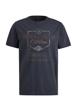 Camiseta de algodón azul marino con un diseño gráfico texturizado en marrón claro con texto. Cuello redondo clásico y mangas cortas.