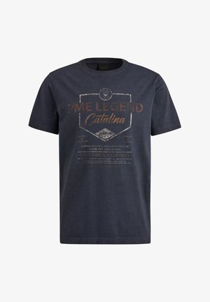 Marineblauwe katoenen T-shirt met een textuur grafisch ontwerp in lichtbruin met tekst. Klassieke ronde halslijn en korte mouwen.