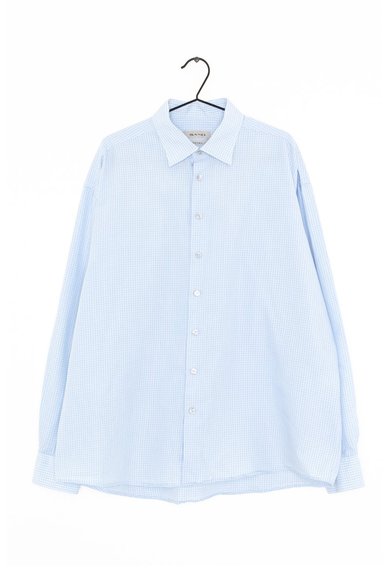 Camicia a maniche lunghe a scacchi blu chiaro realizzata in tessuto dalla consistenza morbida. Presenta un colletto classico e una chiusura con bottoni.