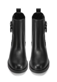 Stivali in pelle nera alla caviglia con una texture liscia, punte arrotondate e dettaglio hardware laterale. Suola piatta in gomma e linguetta sul retro.
