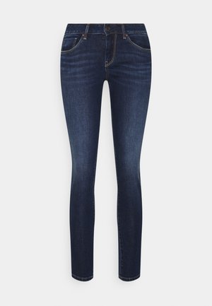 Ciemnoniebieskie dopasowane dżinsy z przodem zapinanym na guzik i zamek błyskawiczny, przednimi i tylnymi kieszeniami oraz kontrastowym przeszyciem.