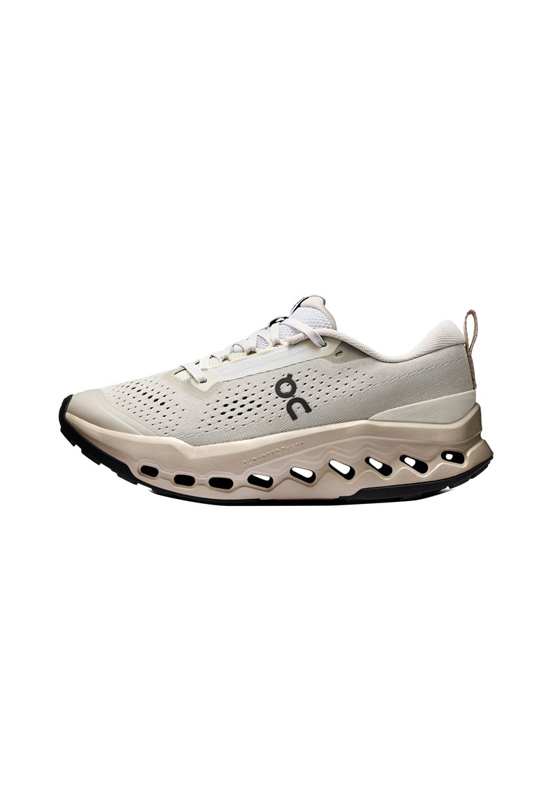 Valkoinen taustalla beige ja kerma Athletic-kengät, joissa on rei'itetty päällinen, pehmustettu pohja, musta logo ja vetolenksu.
