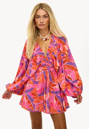 Vestido floral vibrante en tonos rosa, púrpura y naranja. Presenta un escote en V profundo y mangas voluminosas con detalles fruncidos en la cintura.