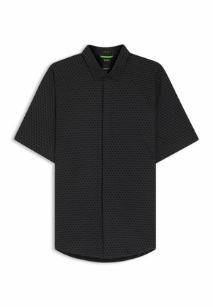 Schwarzes Shirt mit kurzen Ärmeln, das ein sechseckiges, strukturiertes Muster, einen Kragen und einen geraden Saum aufweist. Der Stoff ist leicht und glatt.