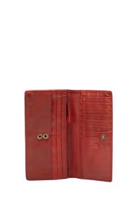 Portefeuille en cuir rouge avec plusieurs emplacements pour cartes, une poche zippée et fermeture à bouton pression. Texture lisse et design minimaliste.