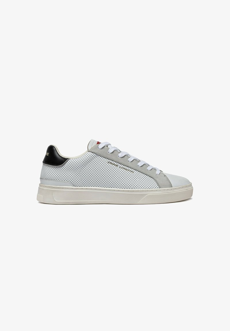 Zapatilla de cuero blanca perforada con detalles en ante gris, tacón negro, cordones blancos y suela de goma. Diseño minimalista con detalle del logo de la marca.