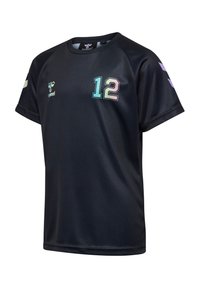 Maillot de sport noir en tissu lisse et léger. Présente le numéro "12" en dégradé pastel sur le devant et des accents sur les épaules.