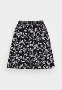 Svart blommig kjol med ett mönstrat design, som har vita och grå blommor. Elastisk midja med Calvin Klein Jeans-logotyp. Lättviktsmaterial.