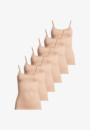 Six débardeurs beiges pour femmes, ajustés, avec fines bretelles spaghetti, disposés en rangées superposées sur fond blanc.