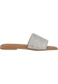 Infradito argento con tomaia in strass texture, soletta in pelle color tabacco, tacco piatto e delicate cuciture sui bordi.