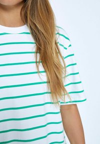 Desires ELIN - Trükipildiga T-särk - s ming green stripe