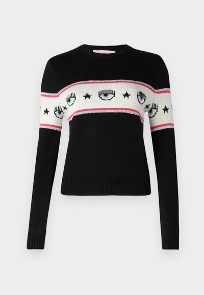 Suéter negro de punto con cuello redondo, que presenta una ancha franja crema con patrones de ojos y estrellas, acentuada por rayas rosas en las mangas.