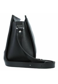 Borsa a tracolla nera in pelle con finitura testurizzata, caratterizzata da una forma triangolare, chiusura con zip nella parte superiore e tracolla regolabile.