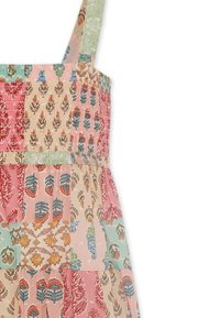 Robe d'été multicolore avec un corsage froncé, présentant des motifs floraux et géométriques dans des tons de rose, vert et crème. Bretelles ajustables.