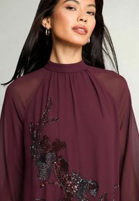 Lipsy LONG SLEEVE HAND EMBELLISHED ARTWORK MINI- REGULAR FIT - Koktailové šaty/večierkové šaty - red