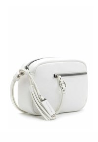 Pequeño bolso bandolera de cuero blanco con bolsillo frontal con cremallera, cremallera plateada y detalle de flecos en la correa.