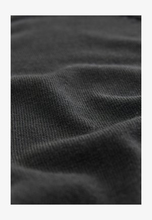 Țesătură neagră cu o suprafață texturată, în dungi, care prezintă plii și cute, evidențiind moliciunea și densitatea. Potrivită pentru îmbrăcăminte sau tapițerie.