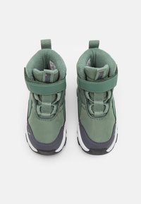 Scarpe verdi a metà altezza con tomaia in tessuto e materiale sintetico, cinturino regolabile e rivestimento imbottito per il comfort. Punta rinforzata e suola in gomma.