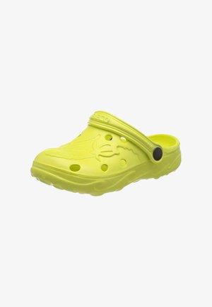 Gelber Slip-On-Clog mit Lüftungslöchern, verstellbarem Fersenriemen und geprägt gestaltetem Oberteil, dargestellt vor weißem Hintergrund.