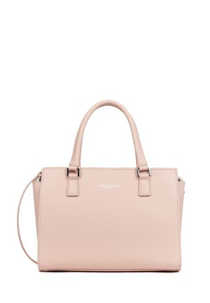 Sac à main rectangulaire rose pâle avec deux poignées supérieures, une bandoulière amovible et un petit logo argenté "LANCASTER PARIS" centré.