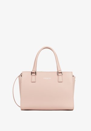 Sac à main rectangulaire rose pâle avec deux poignées supérieures, une bandoulière amovible et un petit logo argenté "LANCASTER PARIS" centré.