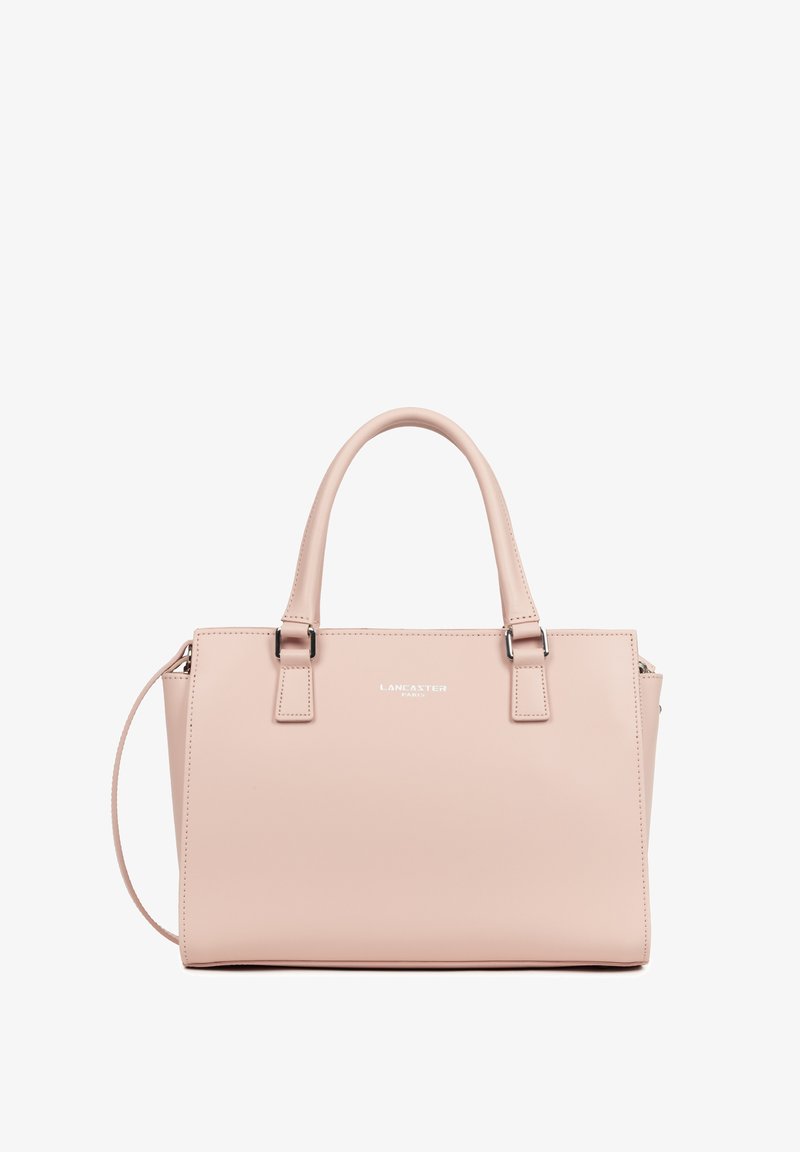Sac à main rectangulaire rose pâle avec deux poignées supérieures, une bandoulière amovible et un petit logo argenté "LANCASTER PARIS" centré.