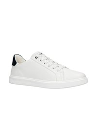 Baskets blanches avec un dessus en cuir perforé, bout rond, semelle en caoutchouc blanc et accent de talon bleu marine contrastant. Dispose de six œillets pour les lacets.