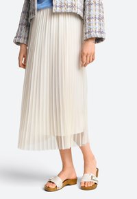Rich & Royal MIT ELASTISCHEM BUND - Plisirana suknja - pearl white