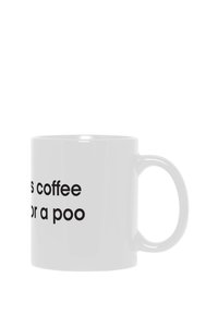Taza de cerámica blanca con un texto negro en negrita que dice: "Este café es para un poo." Forma cilíndrica estándar con un asa.