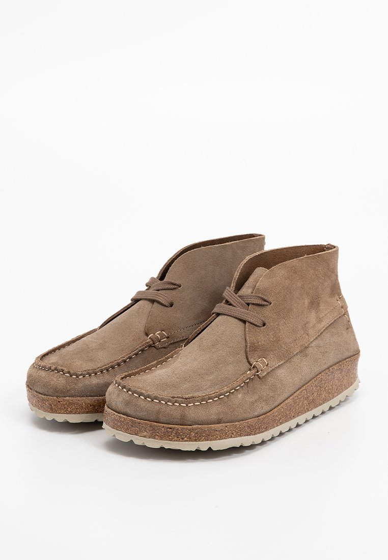 Bottines en suède marron avec un bout rond, un laçage à l'avant et une semelle intermédiaire en liège texturé. Présente des accents de couture et une semelle en caoutchouc.