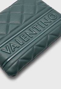 Valentino Bags ADA - Mala a tiracolo - foresta
