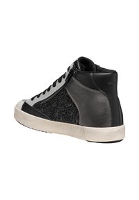 Zapatilla alta negra que presenta una combinación de lana texturizada y paneles de cuero suave, detalles en gris, cierre de cordones en la parte frontal y cremallera lateral.