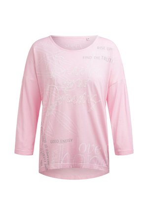 Helles rosa Langarmshirt mit Rundhalsausschnitt, auf der Vorderseite mit weißem und grauem inspirierenden Text sowie floralem Linienstil gestaltet.