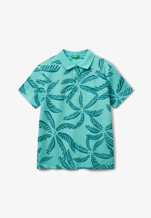 Polo de color turquesa con un patrón de hojas en azul oscuro. Manga corta, cuello y tejido texturizado. Corte clásico con tres botones.