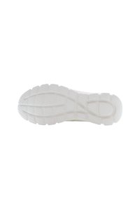 Bílá podešev sportovní obuvi s texturovanými drážkami a vzory pro trakci, s kulatou patou a prodlouženým designem.