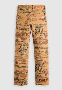 Pantalones beige con estampado de Toy Story que presenta personajes y texto estilizado. Material de algodón, diseño de pierna recta y costuras detalladas.