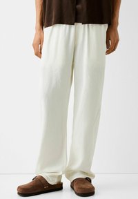 Bershka Tygbyxor - white