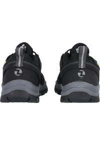 Chaussures de sport noires avec accents gris, tige en mesh et semelle texturée. Comprend une languette à l'arrière et un logo au dos.