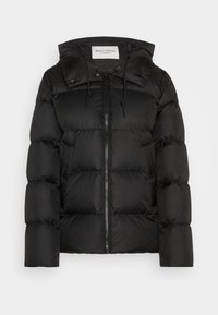 Veste matelassée noire avec fermeture éclair sur le devant, grand capuchon et cordons de serrage. Comprend des sections matelassées et des boutons-pression sur le col.