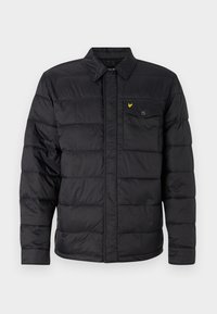 Chaqueta de plumas negra con cuello de botón, diseño acolchado y bolsillo en el pecho. Presenta un logo bordado en amarillo en el lado superior izquierdo.
