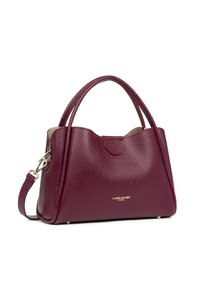 Sac à main en cuir bordeaux avec une surface texturée, deux poignées supérieures, des détails en métal doré et un logo discret. Comprend une bandoulière amovible.